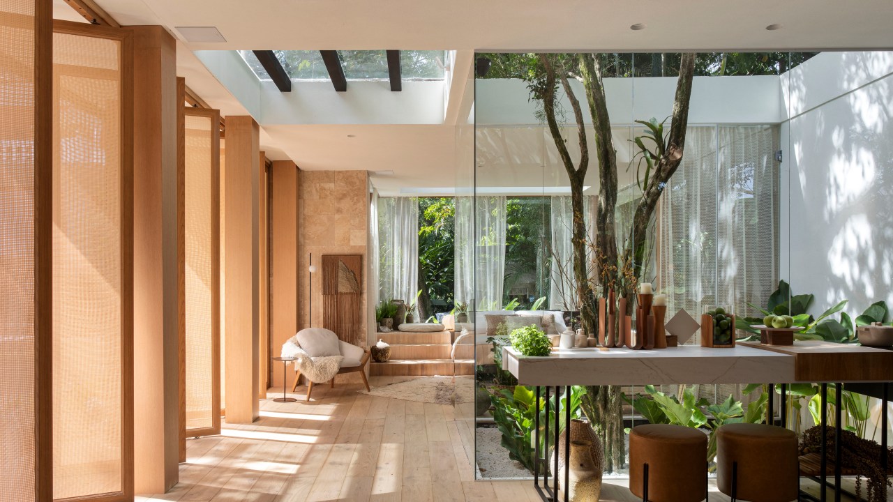 Casa de campo de 105 m² no meio da natureza é feita com três contêineres. Projeto de Up3 Arquitetura para a CASACOR Rio de Janeiro 2023, Na foto, quarto de casal com parede e teto de vidro, porta com brise e jardim interno.