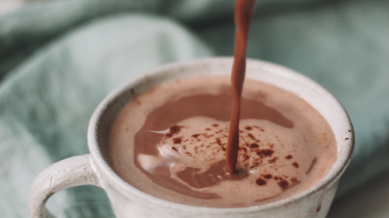 Xícara de porcelana com chocolate quente.