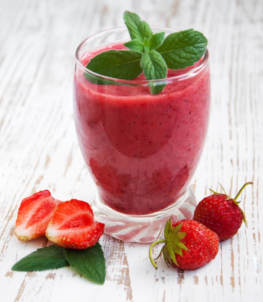 Suco de morango com &aacute;gua de coco e hortel&atilde;