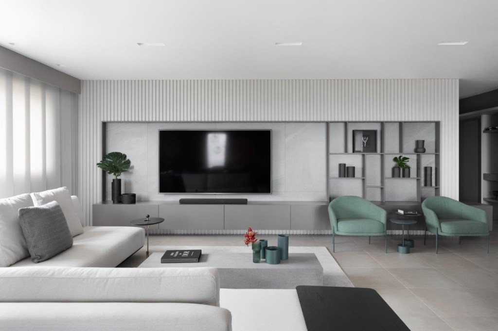 Materiais de fácil manutenção e minimalismo são a escolha em apê de 217m²