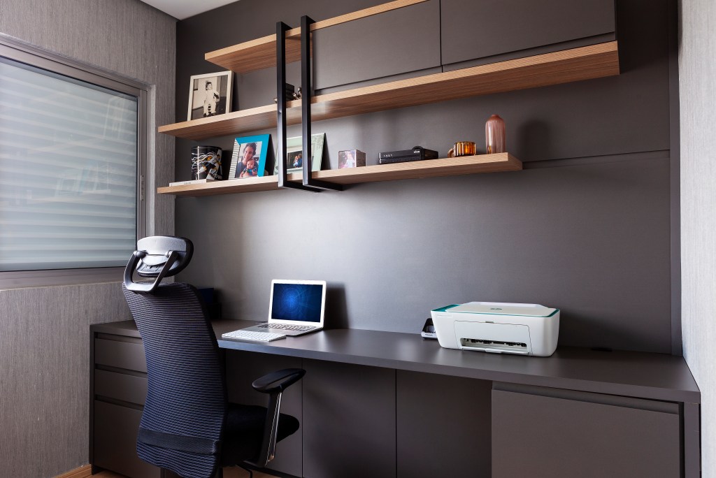 revestimentos-tateis-recursos-sensoriais-ape-acessivel-130m-infinity-spaces-09 Home office com bancada ampla em tons escuros