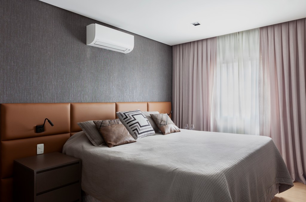 revestimentos-tateis-recursos-sensoriais-ape-acessivel-130m-infinity-spaces-10 Quarto com cama de casal, cabeceira de couro e cortina.