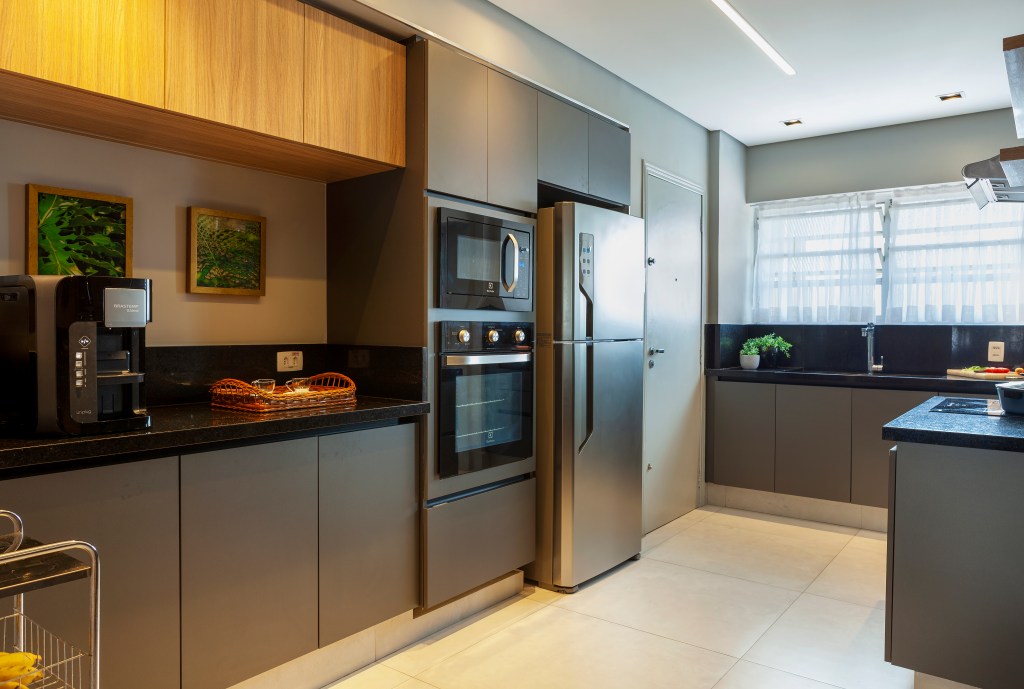 revestimentos-tateis-recursos-sensoriais-ape-acessivel-130m-infinity-spaces-13 Cozinha com piso de porcelanato, marcenaria cizna.