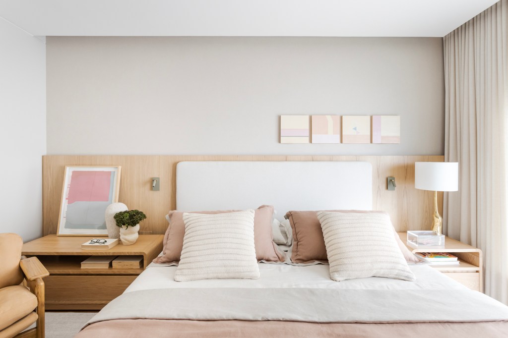 Apartamento Vila Nova Conceição Tijolinhos revestem todas as paredes do living deste apê de 310 m². Projeto de Très Arquitetura. Na foto, quarto de casal com meass de cabeceira assimétricas.