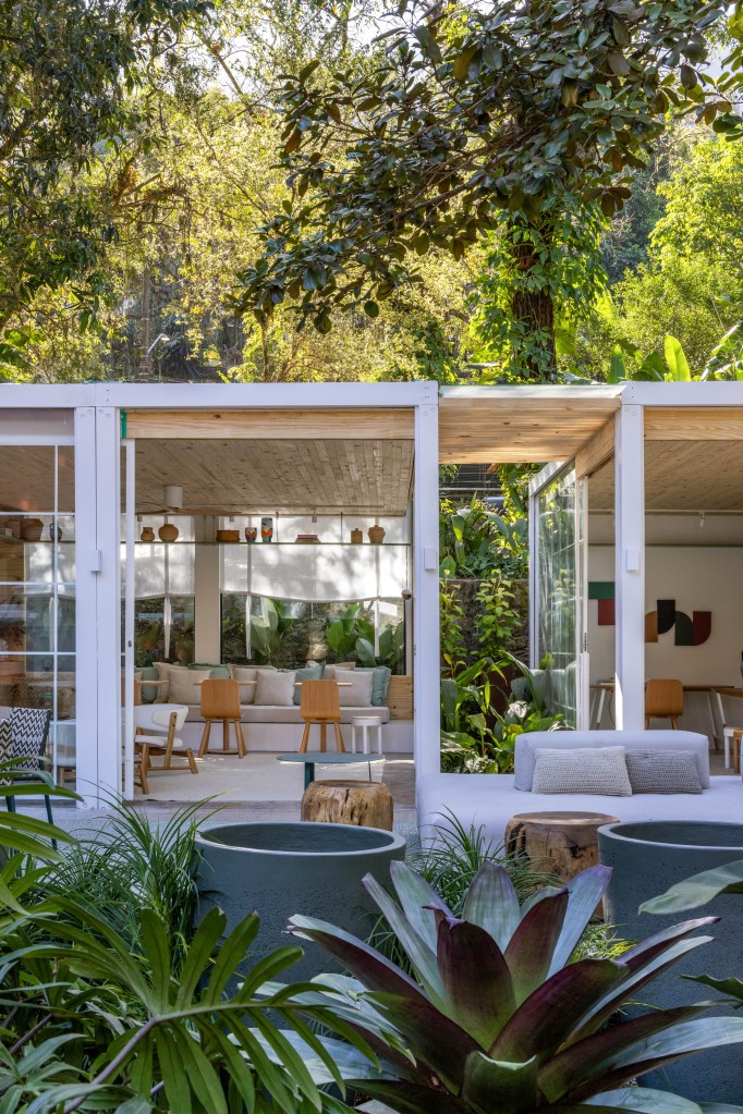 tres-conteineres-cafe-e-livraria-mauricio-nobrega-casacor-rio-2023-17 Quintal - ambiente de Maurício Nóbrega para a CASACOR Rio 2023. Contêiner em jardim com livraria e café.