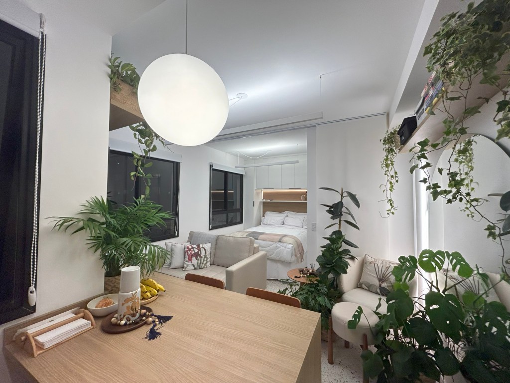 01. Projeto de Gabriela Yokota_Divulgação Este apartamento de 24 m² recebeu uma atmosfera leve e alegre com a presença de diversas espécies. Projeto de Gabriela Yokota.