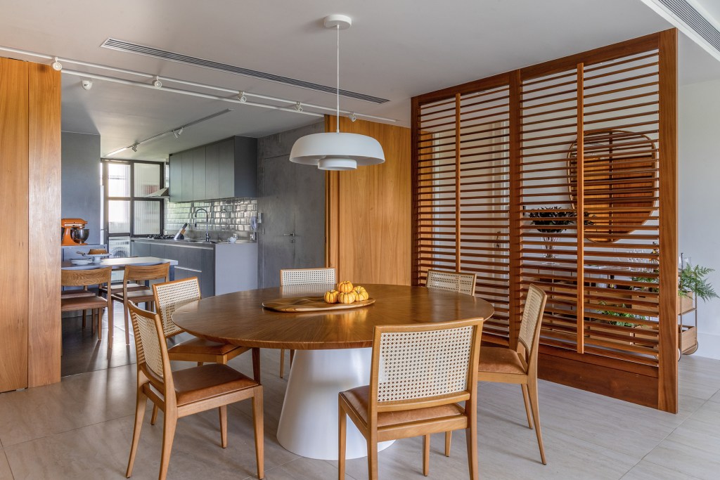 Painel de veneziana caribenha delimita hall de entrada deste apê de 210 m²