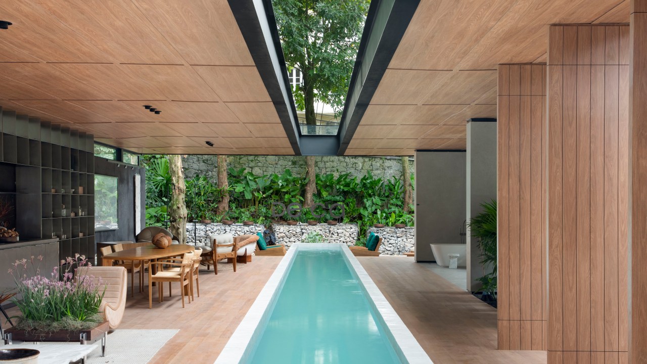 Pavilhão Deca - ambiente de João Panaggio para a CASACOR Rio 2023. Na foto, área social e área íntima com piscina no meio.