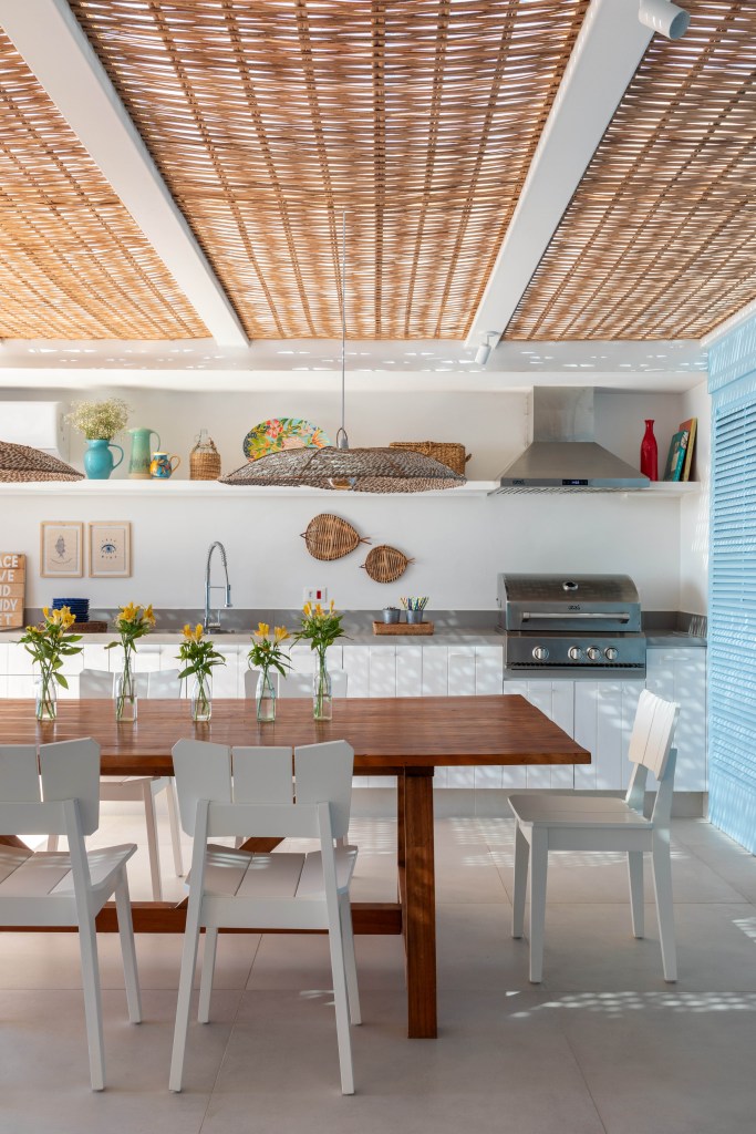 casa-de-praia-inspiracao-grega-area-gourmet-24m-brise-arquitetura-08 Projeto de Brise Arquitetura. Na foto,