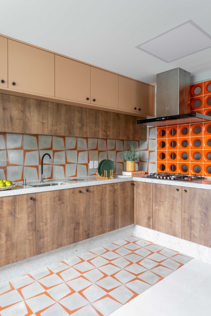 cobogos-laranjas-cozinha-integrada-com-sala-livia-ornellas-08 Projeto de Lívia Ornellas. Na foto, cozinha com cobogós laranjas, ladrilhos laranjas, marcenaria e bancada branca.