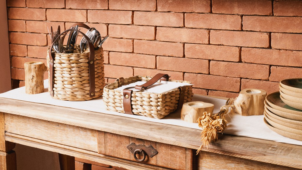 Luly Vianna e Leather Labs lançam linha de mesa que mescla couro e palha