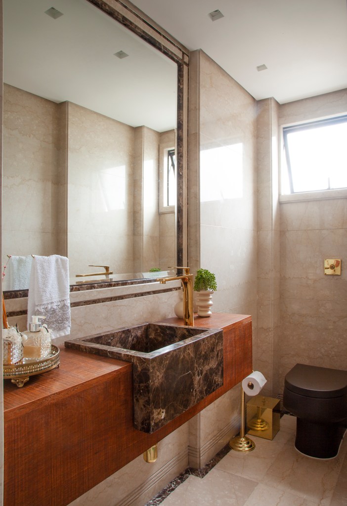 madeira-de-demolicao-bancada-lavabos-carina-dal-fabbro-04 Projeto de Carina Dal Fabbro. Na foto, lavabo com bancada de madeira de demolição e cuba marmorizada.