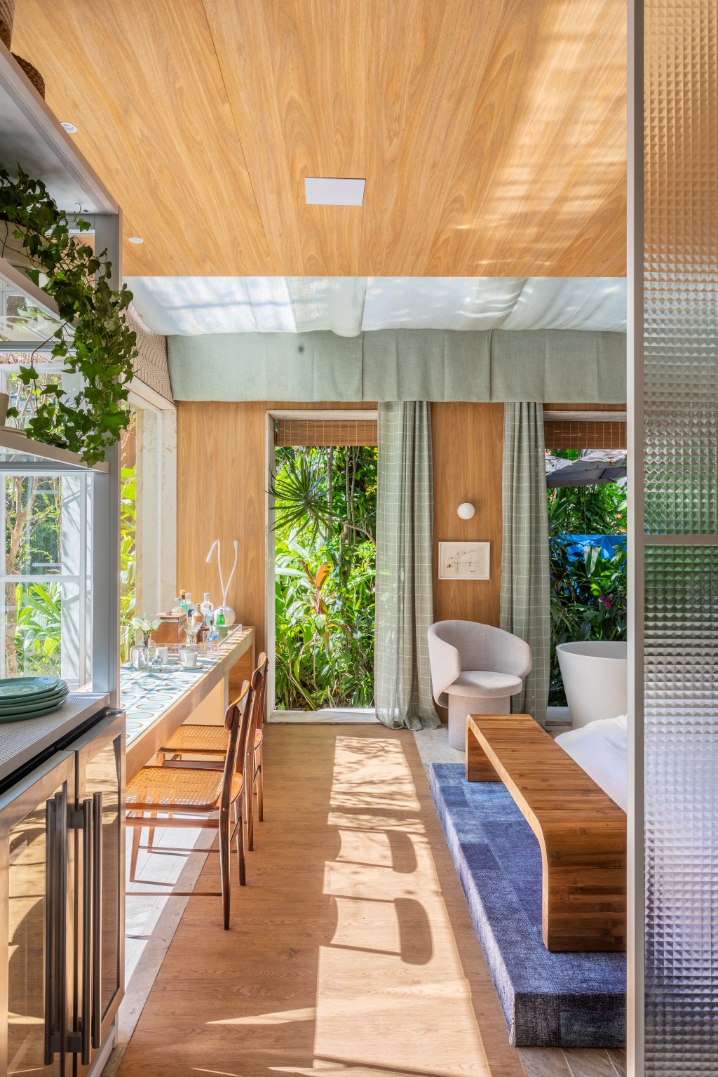 Materiais naturais e pedras brasileiras dão charme a bangalô de 29m²