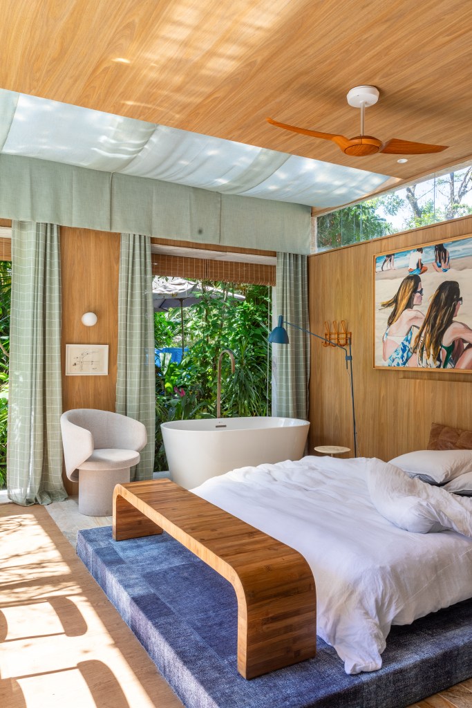 materiais-naturais-pedras-brasileiras-bangalo-29m-adriana-esteves-08 Na.Morada - ambiente de Adriana Esteves para a CASACOR Rio 2023. Na foto, quarto com cama de casal baixa e banheiro integrado com banheira solta.