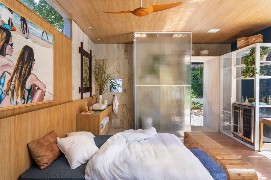 materiais-naturais-pedras-brasileiras-bangalo-29m-adriana-esteves-11 Na.Morada - ambiente de Adriana Esteves para a CASACOR Rio 2023. Na foto, quarto com cama de casal baixa e banheiro integrado.