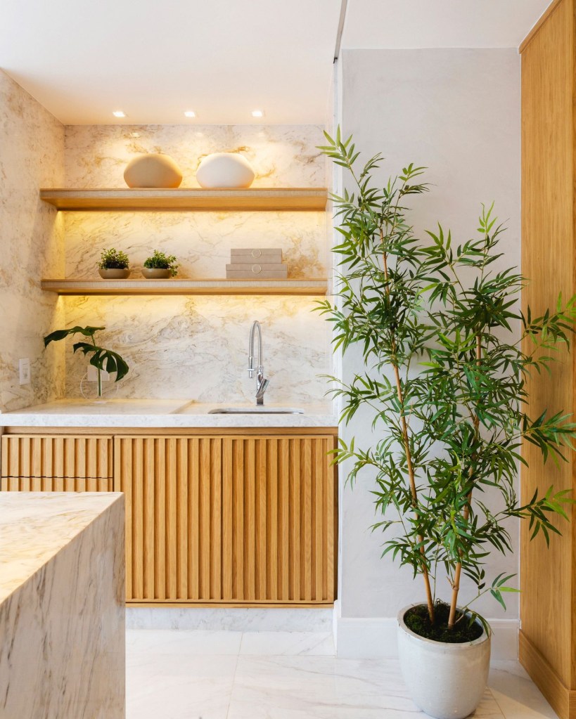 mitos-e-verdades-sobre-o-marmore-etri-arquitetura-01 Projeto de Etri Arquitetos. Na foto, área gourmet com bancada e parede em mármore.