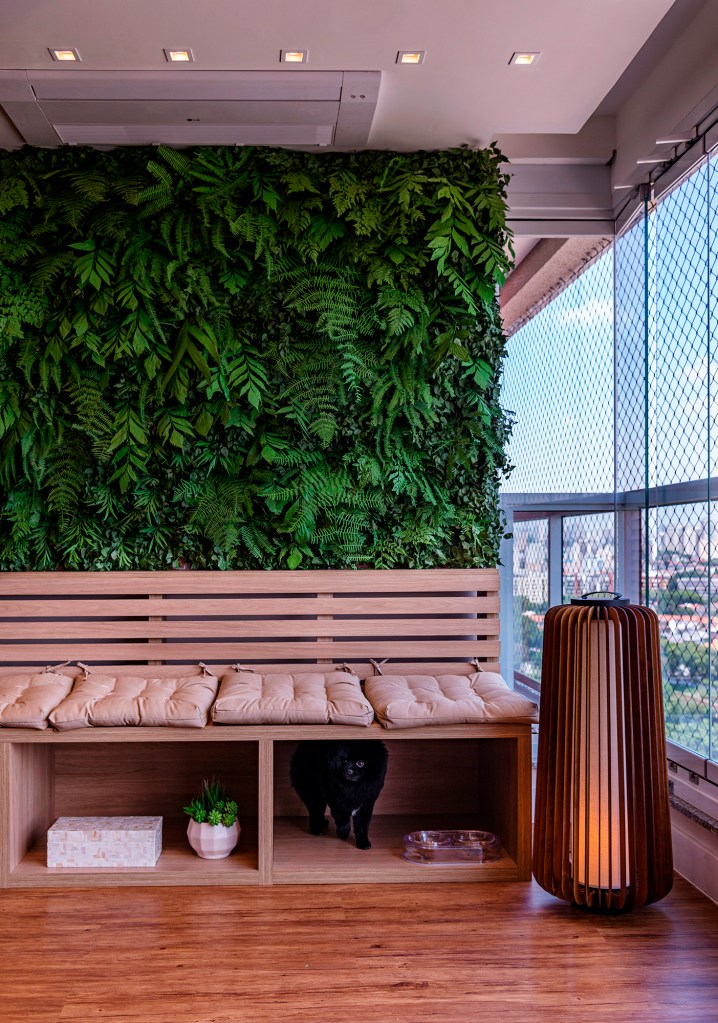 planta-apartamento Pequenos plafons no teto e uma luminária de piso charmosa contribuem com a iluminação da varanda, que ganhou uma linda parede verde. Projeto da designer Eliana Franco.