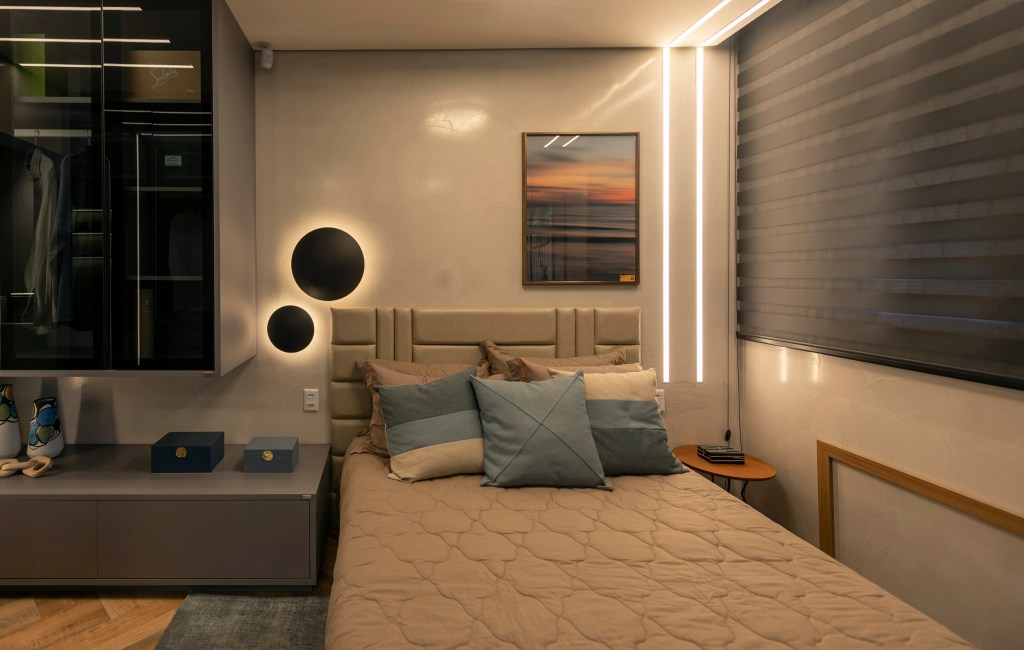 qual-iluminacao-perfeita-quarto-projeto-natalia-guesso-01 Qual é a iluminação perfeita para deixar o quarto relaxante. Na foto, quarto com fitas de LED.