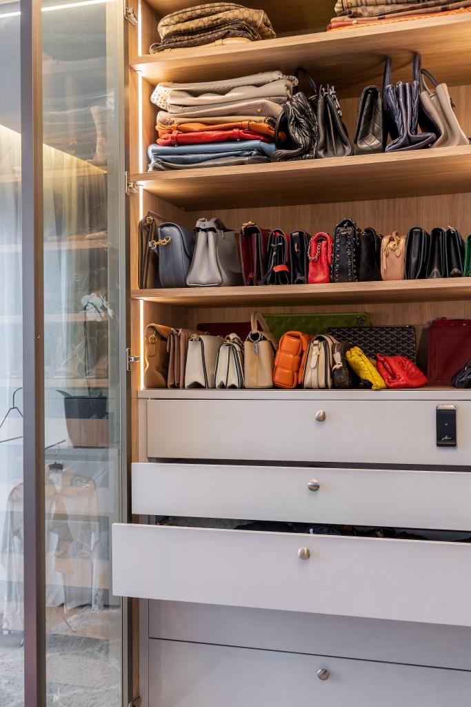 6 Tendências para o closet dos sonhos. Projeto de Spaço Interior. Na foto, closet com prateleiras deslizantes.