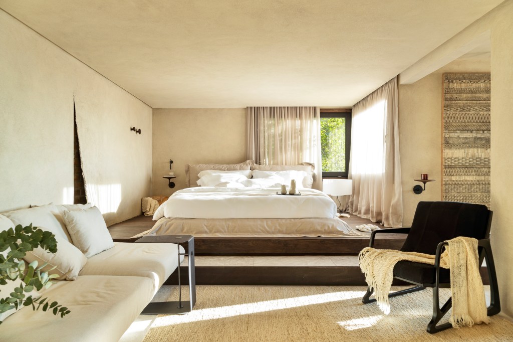 Tons de bege e materiais naturais trazem tranquilidade e conforto a quarto