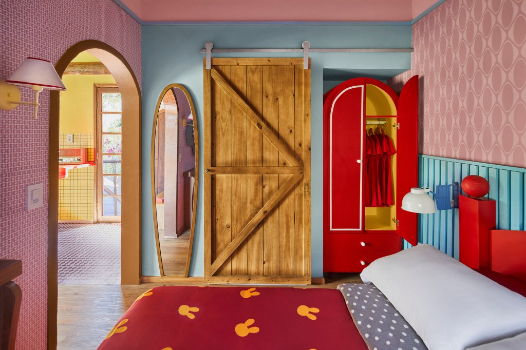 07 – Turma da Monica- Airbnb – Wide Bedroom – Credit Maira Acayaba Casa da Mônica está disponível para temporada no Airbnb