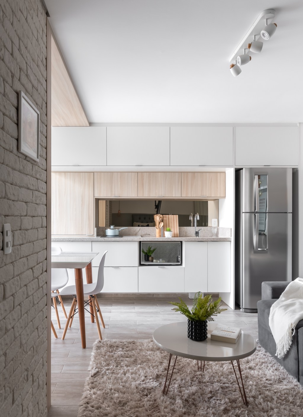 Apê escandinavo de 31 m² ganha amplitude com décor cinza e branco