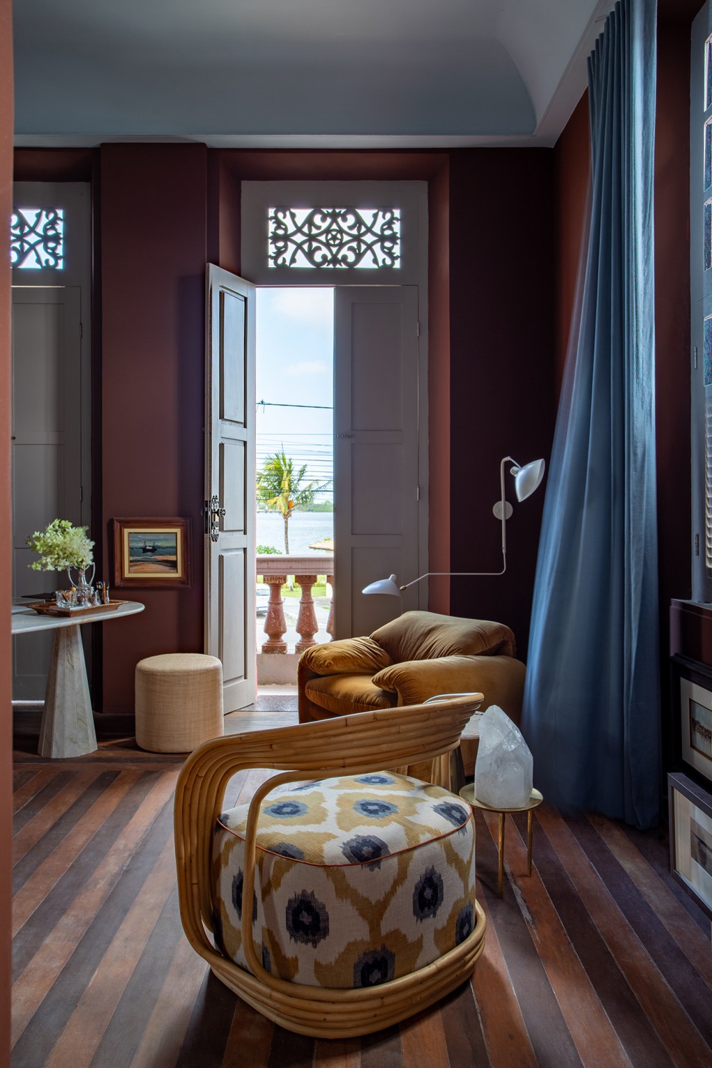 Azul e marrom representam mar, céu e terra nesta sala