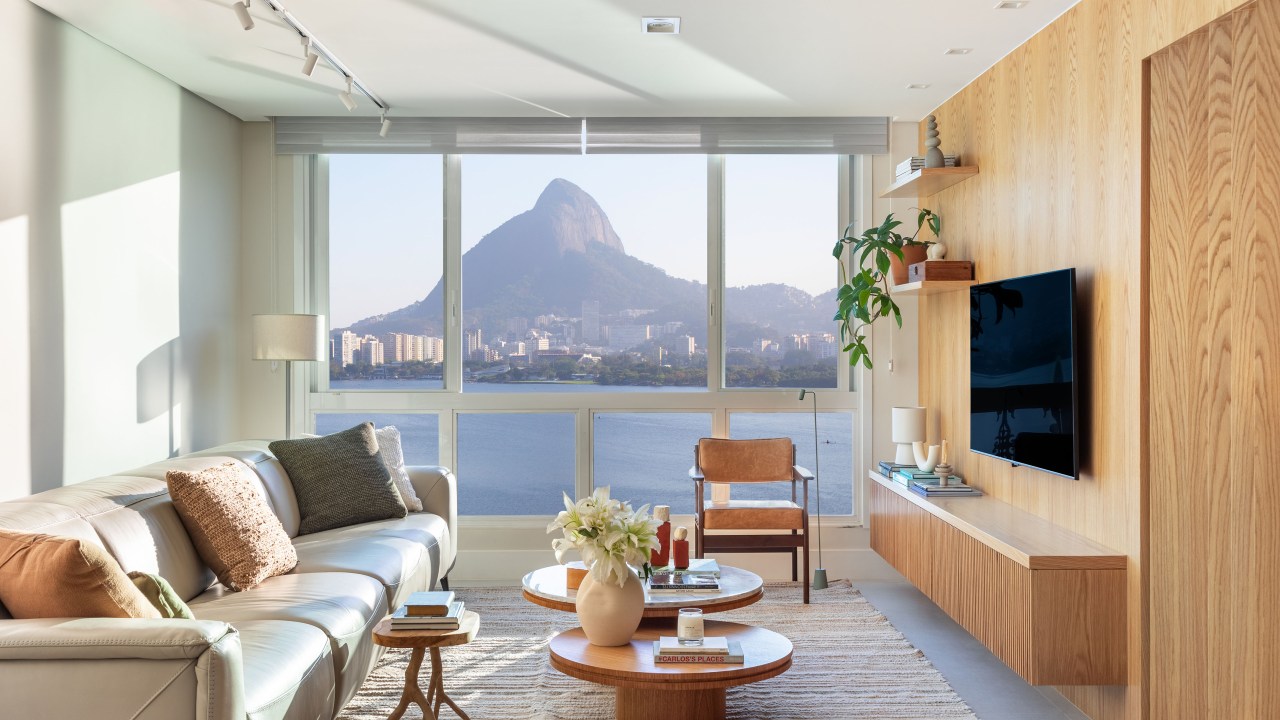 Projeto de Beta Arquitetura. Na foto, sala de estar com sofá cinza claro e vista para o corcovado.