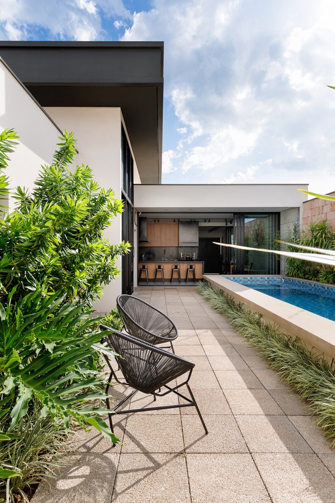 borda-piscina-elevada-banco-casa-comtemporanea-209-m2-leogigioli-arquitetos-credito-daniel-santo (16) Borda de piscina elevada vira banco nesta casa comtemporânea de 209 m². Projeto de Leogigioli Arquitetos. Na foto, jardim com piscina elevada e cozinha integrada.
