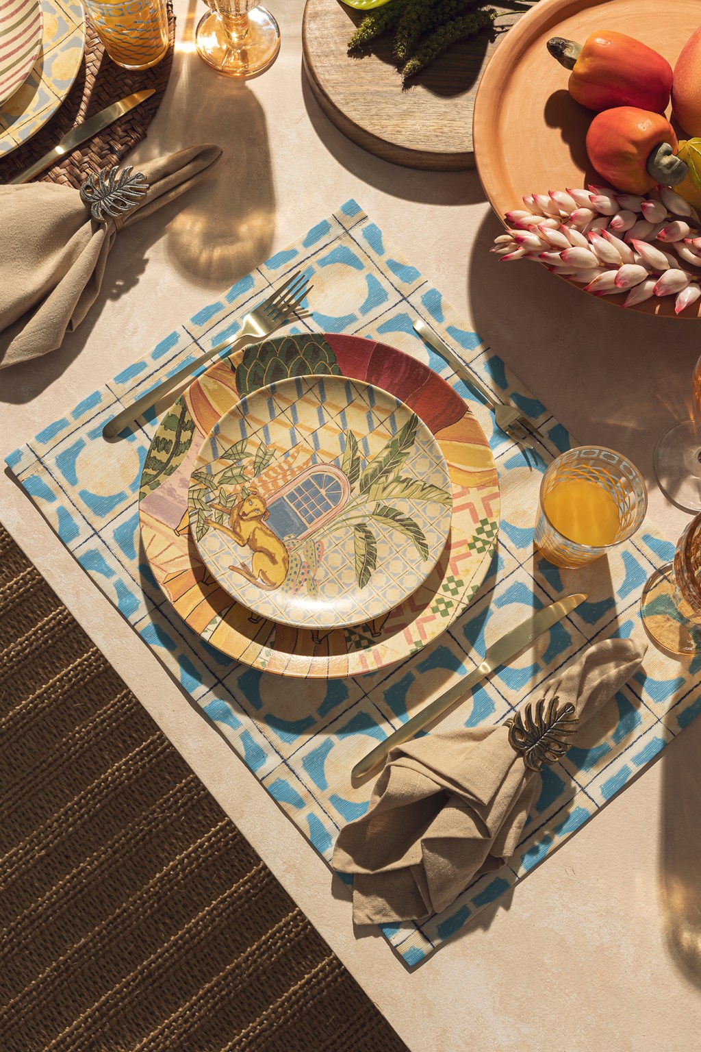 Carambolas, azulejos e vira-lata caramelo estampam lançamentos da Tok&Stok