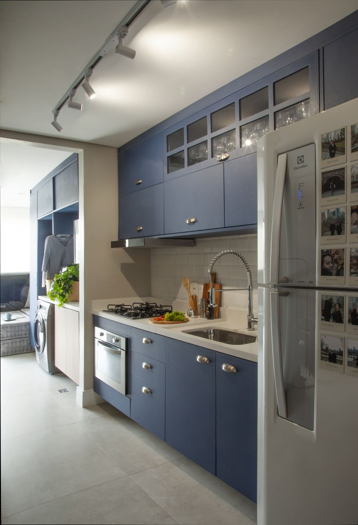 Cozinhas contemporâneas: verde e azul são tendência no cômodo. Projeto de BMA Studio. Na foto, cozinha com armários azuis.