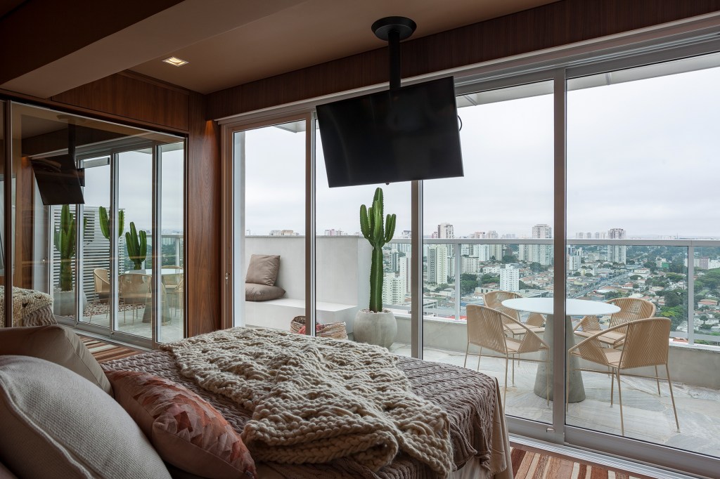 Dúplex de 150 m² ganha área externa com jacuzzi e escada escultural