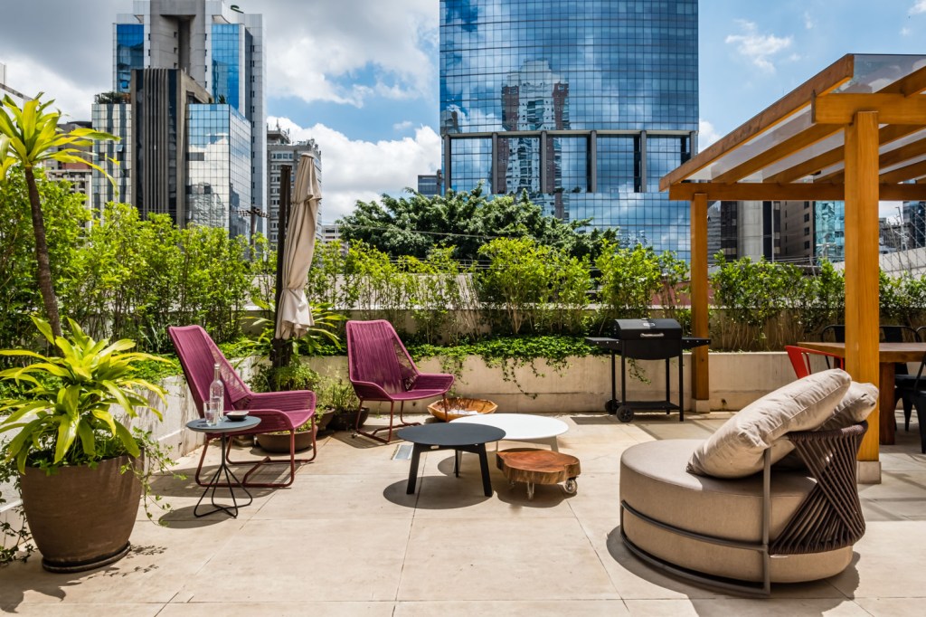 Ôfuro, área gourmet e lareira compõem este apartamento garden de 173 m²