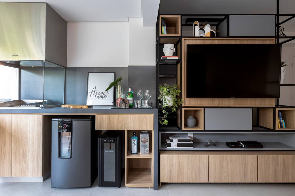 Com orçamento baixo, apê de 70m² ganha móveis planejados e churrasqueira