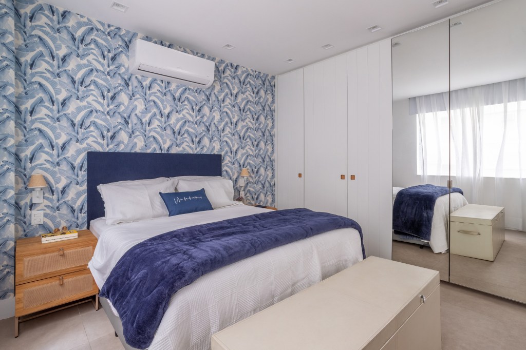 papel-de-parede-floral-toques-azul-dao-ape-200m-ana-cano-02-quarto-azul Papel de parede floral e toques de azul dão ar cozy à este apê de 200m². Projeto de Ana Cano. Na foto, quarto de casal com papel de parede azul.