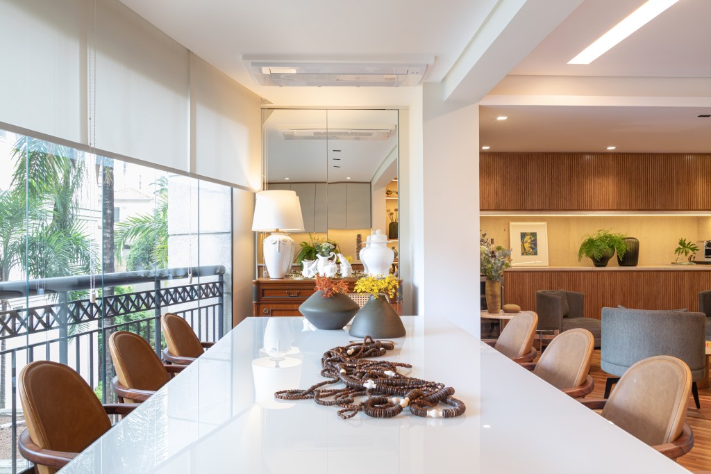 Reforma cria sala de jantar para 10 pessoas e espaço de bike indoor em apê