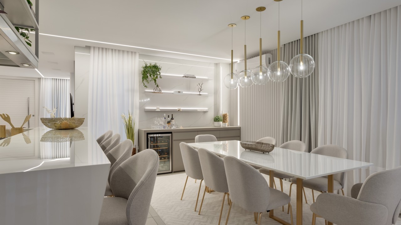 Sem muito quebra-quebra, casa de 205 m² ganha décor clássico e sofisticado. Projeto Carol Dallagrana. Na foto. sala de jantar com mesa branca, pendentes e adega.