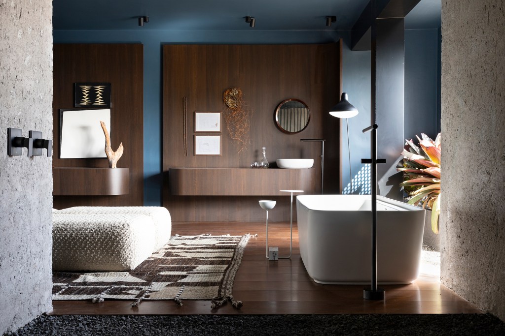 SPA residencial une madeira escura, muxarabi e pedriscos no piso