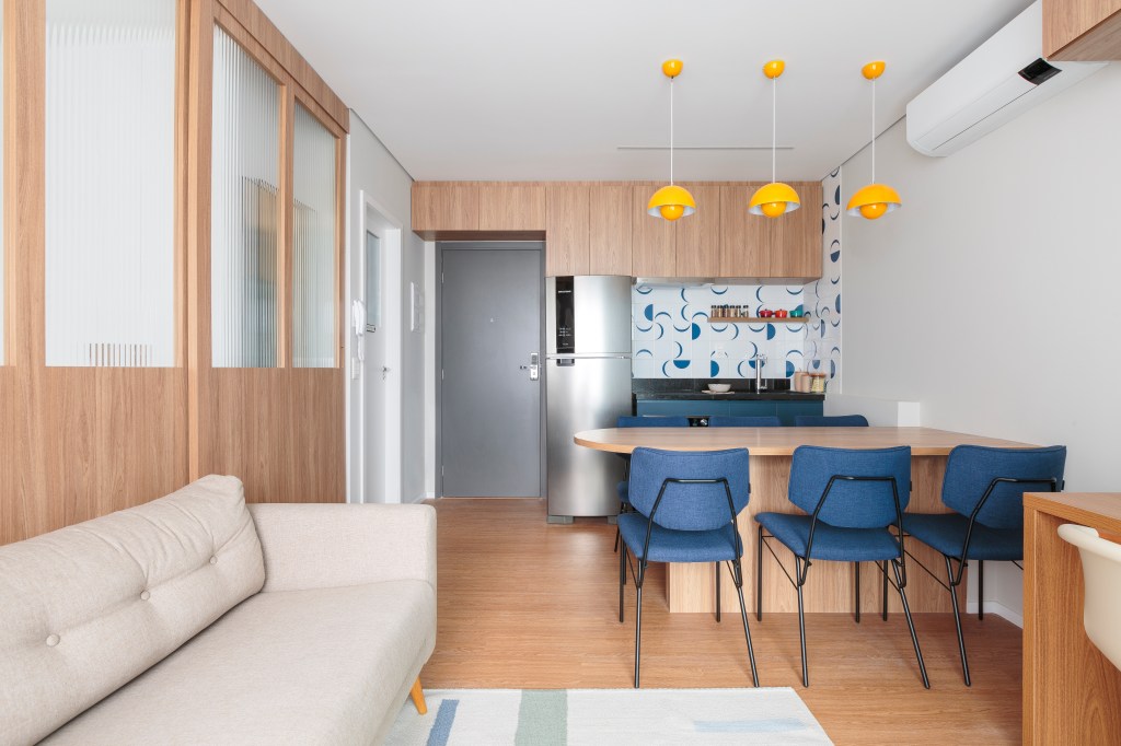 Tons de azul e amarelo pontuam apê compacto de 42m²