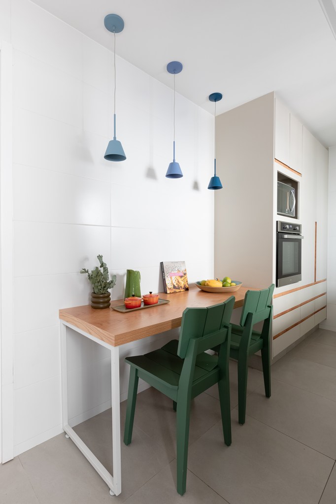 apartamento-147-m2-ambientes-integrados-repletos-luz-natural-estudio-mare-credito-monica-assam (10) Apartamento de 147 m² ganha ambientes integrados e repletos de luz natural. Projeto de Estúdio Maré. Na foto, cozinha corredor com copa.