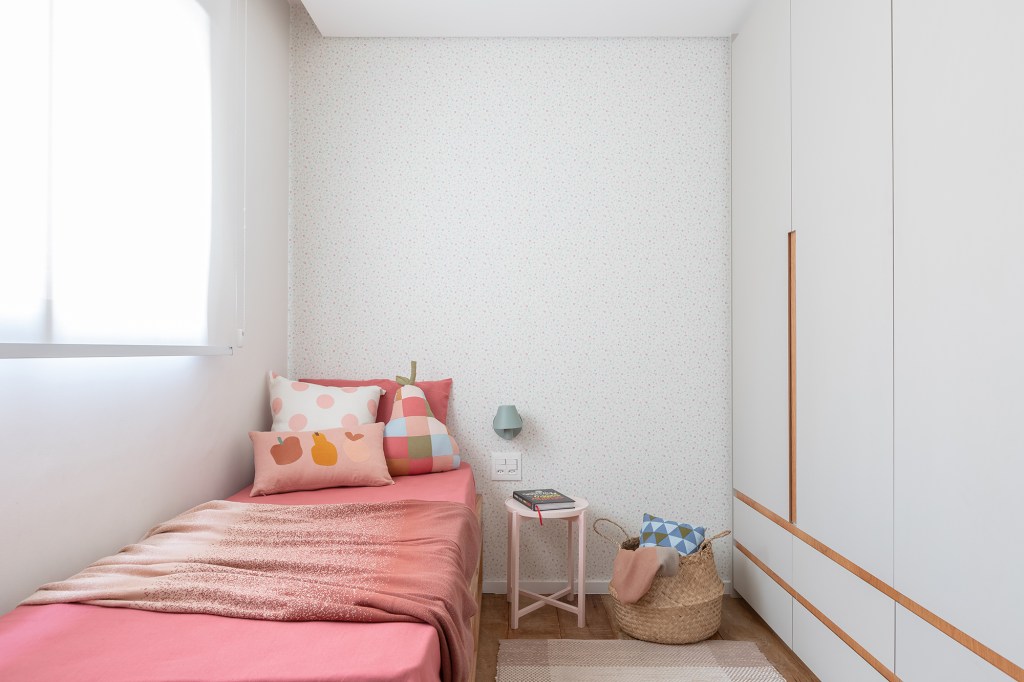 apartamento-147-m2-ambientes-integrados-repletos-luz-natural-estudio-mare-credito-monica-assam (13) Apartamento de 147 m² ganha ambientes integrados e repletos de luz natural. Projeto de Estúdio Maré. Na foto, quarto infantil com papel de parede estampado.