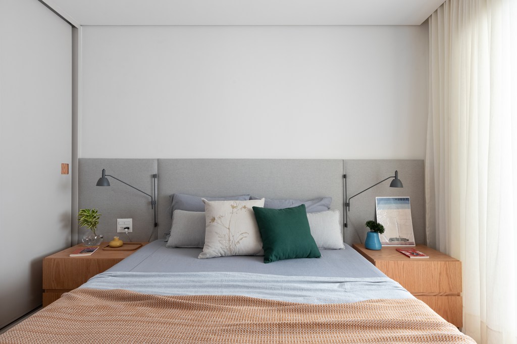 apartamento-147-m2-ambientes-integrados-repletos-luz-natural-estudio-mare-credito-monica-assam (8) Apartamento de 147 m² ganha ambientes integrados e repletos de luz natural. Projeto de Estúdio Maré. Na foto, quarto de casal com cabeceira cinza.