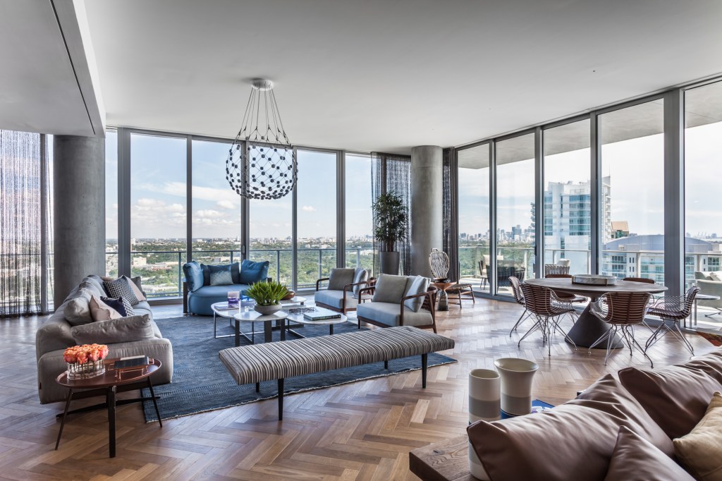 Apê de 500 m² com vista para o mar de Miami tem mix de materiais no décor