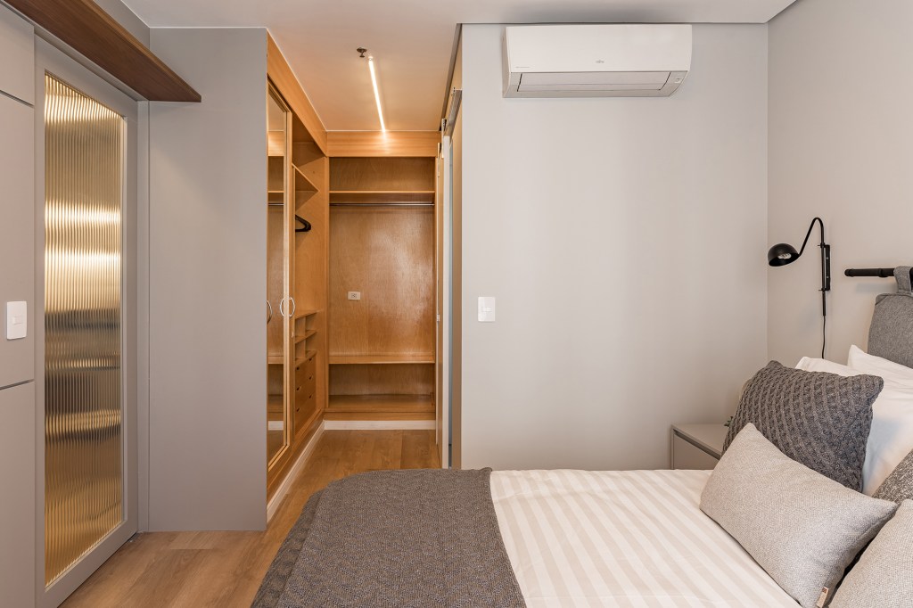 apto-studio-itaim-inovando-arquitetura-fotografo-kadu-lopes-21 Apê de 42 m² ganha décor minimalista e cabeceira feita de varão de cortina. Projeto Inovando Arquitetura. Na foto, closet com espelho. Suíte com parede cinza,
