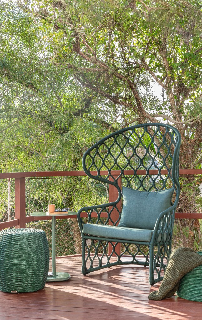 Cozinha de 15m² tem estilo contemporâneo com toque campestre. Projeto de Travessa Arquitetura. Na foto, varanda com deck com cadeira verde.