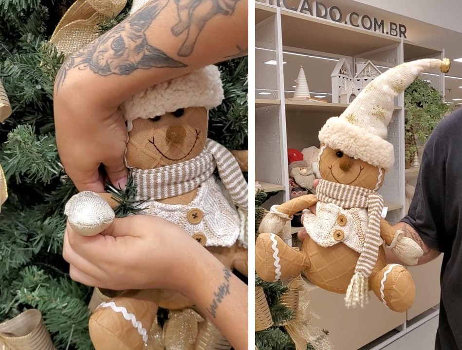 passo-a-passo-montar-arvore-de-natal-igual-as-do-shopping-06 Passo a passo para montar uma Árvore de Natal igual às do shopping. Na foto, pelúcia sendo colocada na árvore.