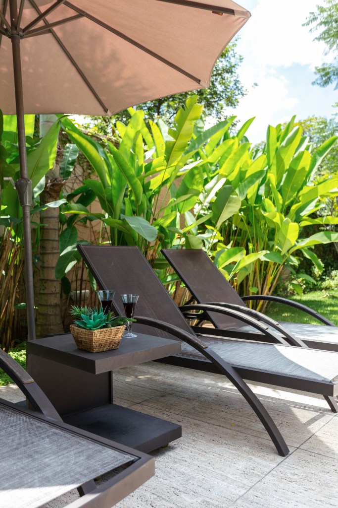 Áreas de lazer: confira 5 tipos de espaços para incluir no projeto. Projeto de Dantas & Passos Arquitetura. Na foto, área externa de piscina com espreguiçadeira e plantas.