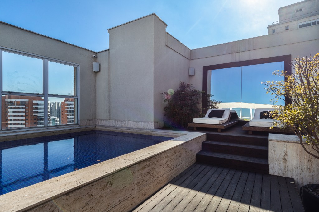 Áreas de lazer: confira 5 tipos de espaços para incluir no projeto. Projeto de Dantas & Passos Arquitetura. Na foto, piscina em deck de madeira.