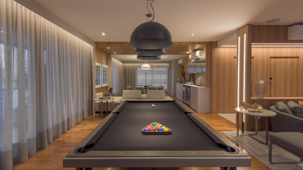 Áreas de lazer: confira 5 tipos de espaços para incluir no projeto. Projeto de Dantas & Passos Arquitetura. Na foto, sala de jogos com mesa sinuca.