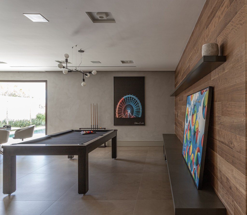 Áreas de lazer: confira 5 tipos de espaços para incluir no projeto. Projeto de Patrícia Penna. Na foto, sala de jogos com mesa de sinuca.